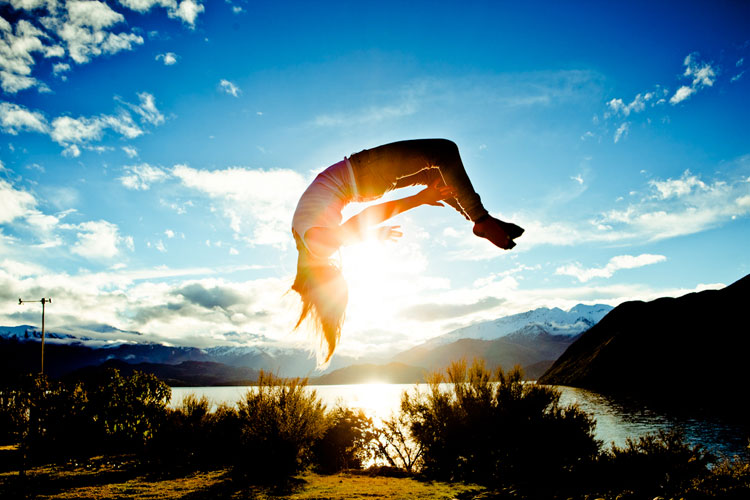 Hannah Teter Jumps (on her bed?)